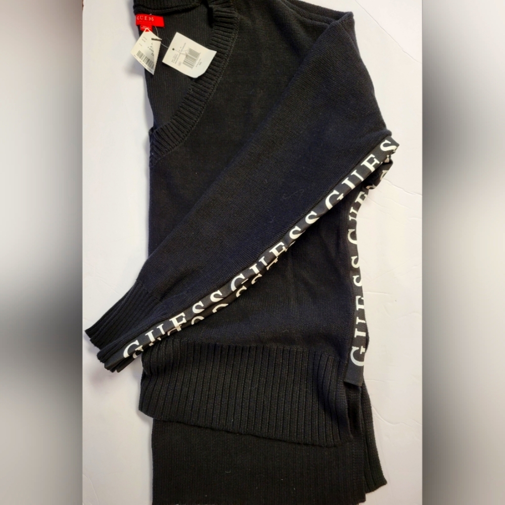 GUESS NWT VINTAGE Logo Sweater V Neck Longer Back than in the  Front XXL